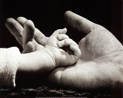 sarah-in-her-dad-s-hand